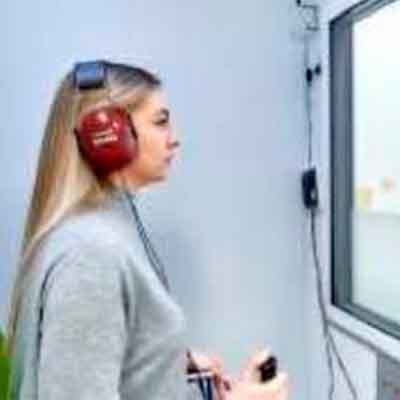 Audiograma tonală și vocală (ATL/AV) în câmp liber, realizată cu ajutorul boxelor surround pentru a evalua auzul fără utilizarea căștilor, simulând condiții reale de ascultare.