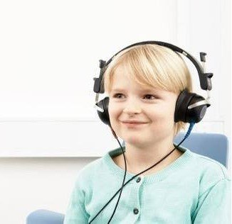Audiograma prin conducere osoasă, utilizând un transductor osos pentru a evalua funcția urechii interne, excluzând influențele urechii externe și medii, cu măsurători ale pragurilor auditive la diverse frecvențe.Audiograma prin conducere osoasă, utilizând un transductor osos pentru a evalua funcția urechii interne, excluzând influențele urechii externe și medii, cu măsurători ale pragurilor auditive la diverse frecvențe.
