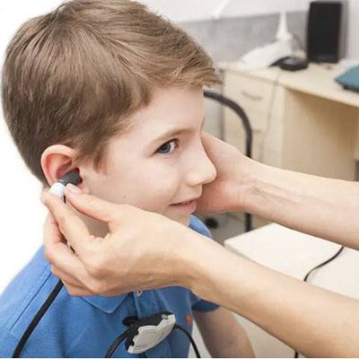 Consecințele otitei asupra auzului copilului – riscuri și complicații.
