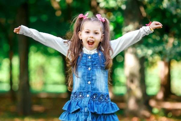 Fetiță sănătoasă și fericită se joacă afară într-un parc, după prevenirea eficientă a alergiilor sezoniere