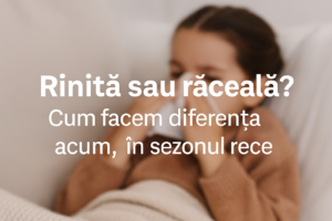 Fetiță cu nasul înfundat ținând un șervețel, imagine reprezentativă pentru articolul ‘Rinită sau răceală?’ în sezonul rece.