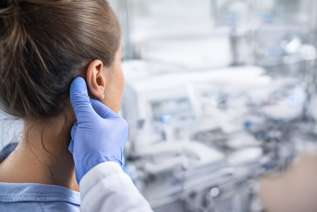 Medic ORL examinează urechea unei femei pentru evaluarea sistemului vestibular, într-un cabinet medical modern.