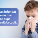 Copil cu nasul înfundat își suflă nasul, cu mesaj „Nasul înfundat care nu mai trece după răceală la copii”