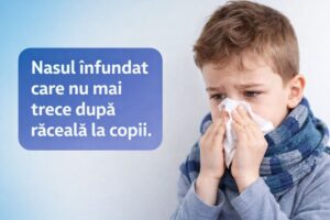Copil cu nasul înfundat își suflă nasul, cu mesaj „Nasul înfundat care nu mai trece după răceală la copii”