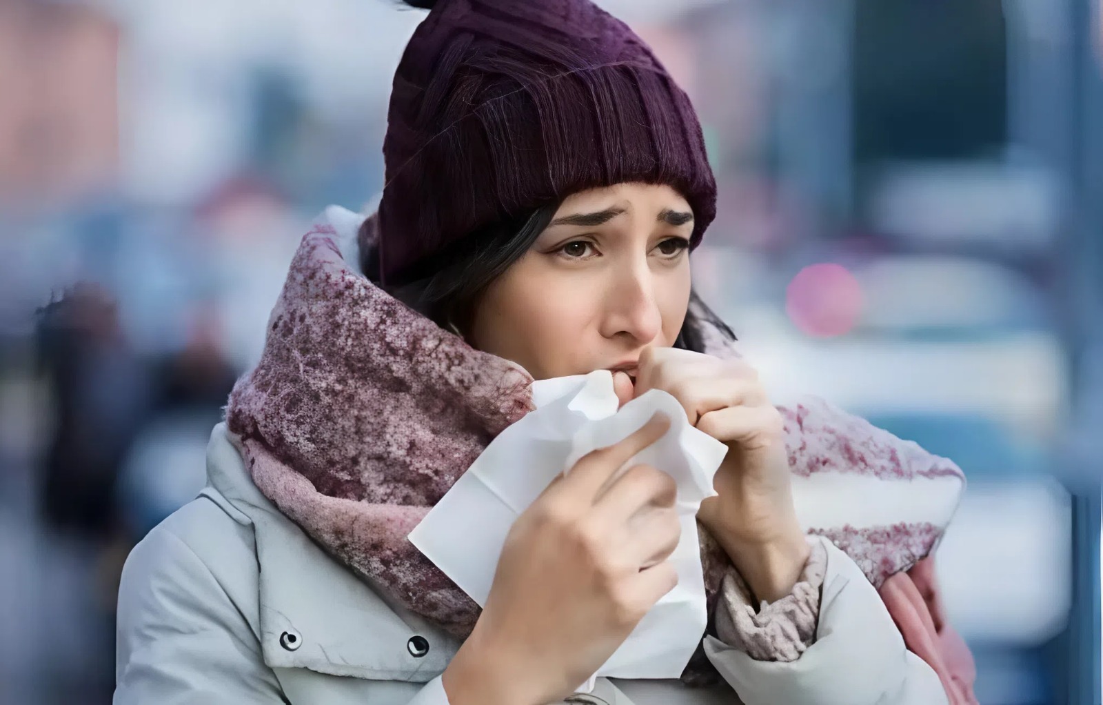 femeie răcită iarna simptome viroză respiratorie durere în gât